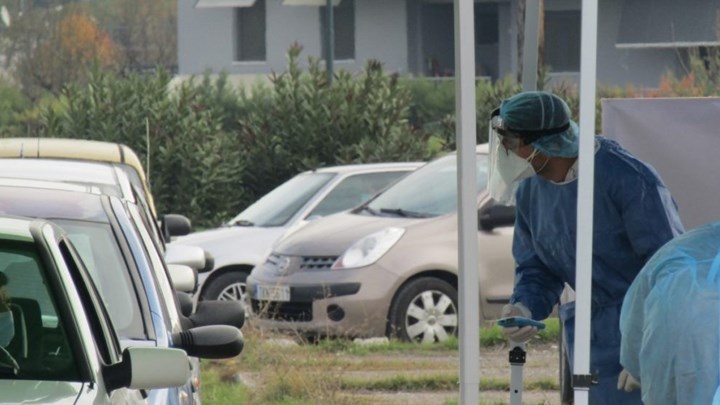 Κορονοϊός: Συναγερμός στα Τρίκαλα για κρούσματα σε οικισμούς Ρομά – Νεκρός ένας 32χρονος