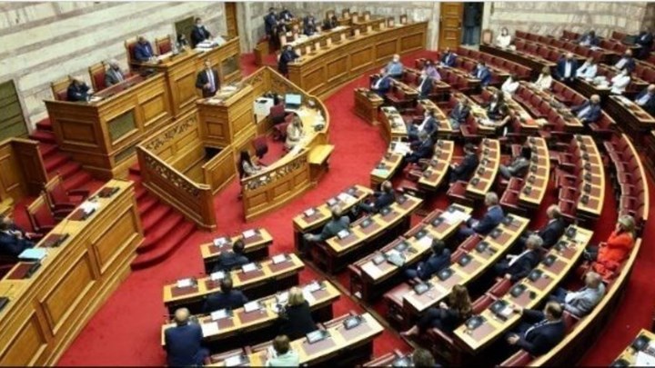 Βουλή: ΣΥΡΙΖΑ και ΚΚΕ καταψήφισαν τη μείωση των ασφαλιστικών εισφορών
