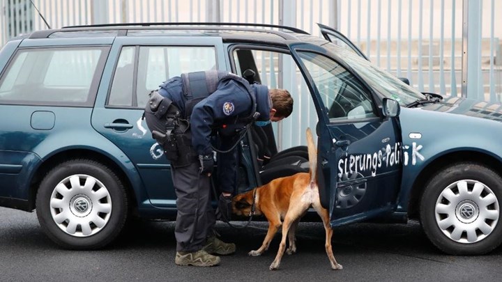 Συναγερμός στο Βερολίνο: Οι πρώτες εικόνες από το αυτοκίνητο που έπεσε πάνω στην πύλη της καγκελαρίας