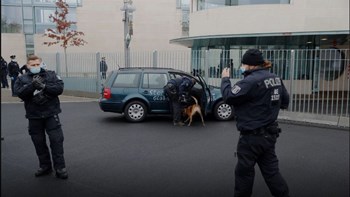 Βερολίνο: Έπεσε με το αυτοκίνητο στην Καγκελαρία για να διαμαρτυρηθεί για τα μέτρα για τον κορονοϊό