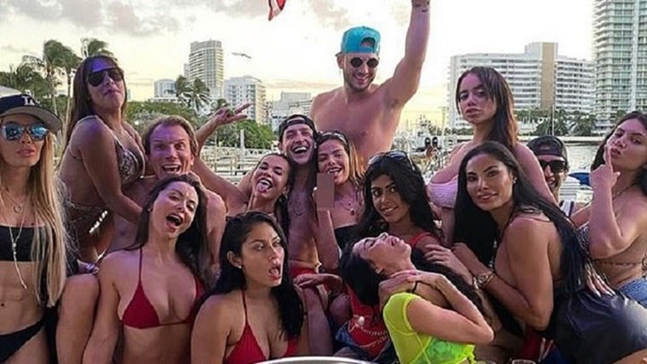 Δρ. Μάικ: Σάλος με τον πιο σέξι γιατρό του κόσμου για το “καυτό” πάρτι γενεθλίων – Τον κατηγορούν για υποκρισία