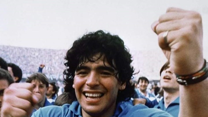 Μαραντόνα: Οι κάτοικοι στη Νάπολη αποχαιρετούν με συγκλονιστικό τρόπο τον «Ντιεγκίτο»