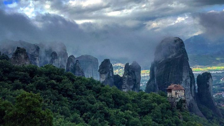 Κορονοϊός: Θρίλερ στα Μετέωρα με κρούσματα μετά την επιχείρηση διάσωσης μοναχού