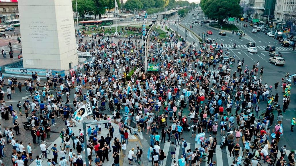 Ντιέγκο Μαραντόνα: Στους δρόμους της Αργεντινής χιλιάδες άνθρωποι για να τιμήσουν τον “Θεό της μπάλας”
