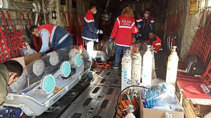 Κορονοϊός: Πρώτη αεροδιακομιδή ασθενών από τη Βόρεια Ελλάδα για την Αθήνα – Συγκλονιστικές ΦΩΤΟ