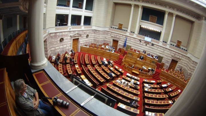 Βουλή: Κόντρα για τις εννέα συλλήψεις σε συγκέντρωση την ημέρα κατά της βίας σε βάρος των γυναικών