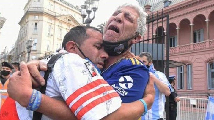 Μαραντόνα: Οπαδοί της Μπόκα και της Ρίβερ κλαίνε αγκαλιασμένοι για τον Ντιέγκο – ΦΩΤΟ