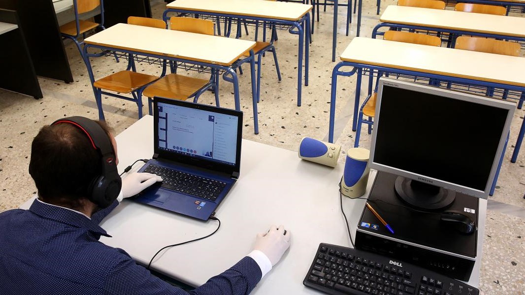 Λαμία: Έβριζαν με ακατανόμαστες εκφράσεις καθηγητή την ώρα της τηλεκπαίδευσης