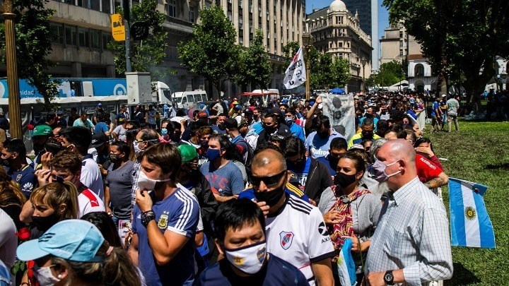 Μαραντόνα: Χιλιάδες πολίτες αγνοούν τον κορονοϊό για να το πουν το ύστατο χαίρε