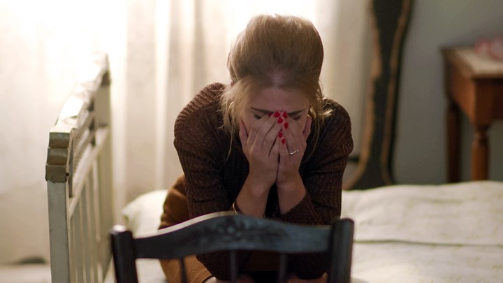 Άγριες Μέλισσες – Spoiler: Θα αποκαλυφθεί το μυστικό της Δρόσως; – Η Ελένη ψάχνει την αδελφή της