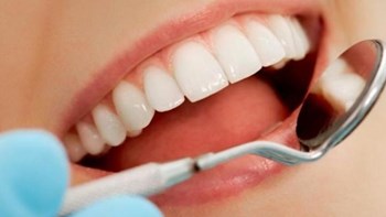 Κορονοϊός: Ασθενείς υποστηρίζουν ότι έχασαν ακόμη και τα δόντιά τους – Τα προβλήματα που προκαλεί ο ιός