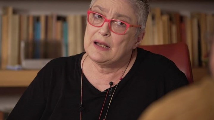 Αφροδίτη Μάνου: Ακατάλληλος και ατάλαντος ο Μπαμπινιώτης – Κατέστρεψε την πιο όμορφη γλώσσα του κόσμου