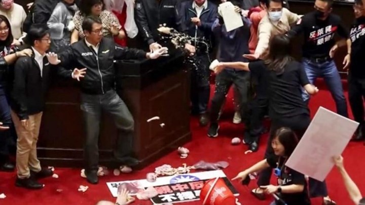 Χάος στη βουλή της Ταϊβάν: Έπεσαν μπουνιές και χοιρινά έντερα – ΒΙΝΤΕΟ