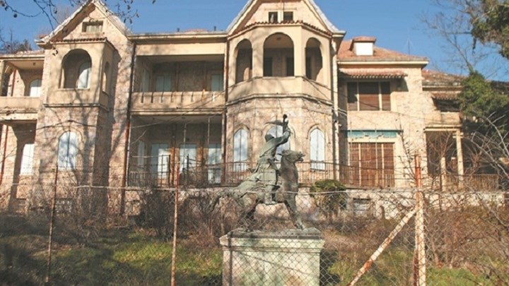 Μυστήριο στο Τατόι: Βρέθηκαν “θαμμένες” 70 βαλίτσες της βασίλισσας Φρειδερίκης