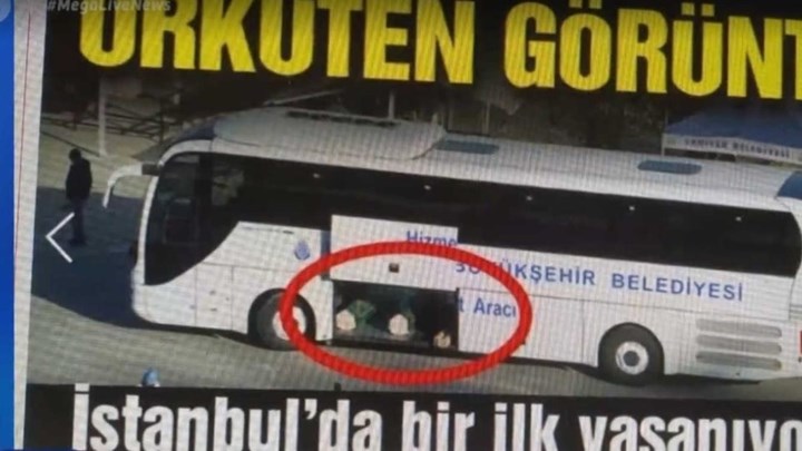 Εικόνες σοκ στην Τουρκία: Στοιβάζουν φέρετρα νεκρών από κορονοϊό σε λεωφορεία