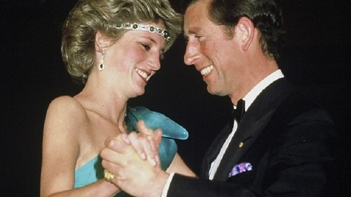 Ο πρώην γραμματέας της βασίλισσας Ελισάβετ αποκαλύπτει: Ο Κάρολος και η Νταϊάνα ήταν ερωτευμένοι