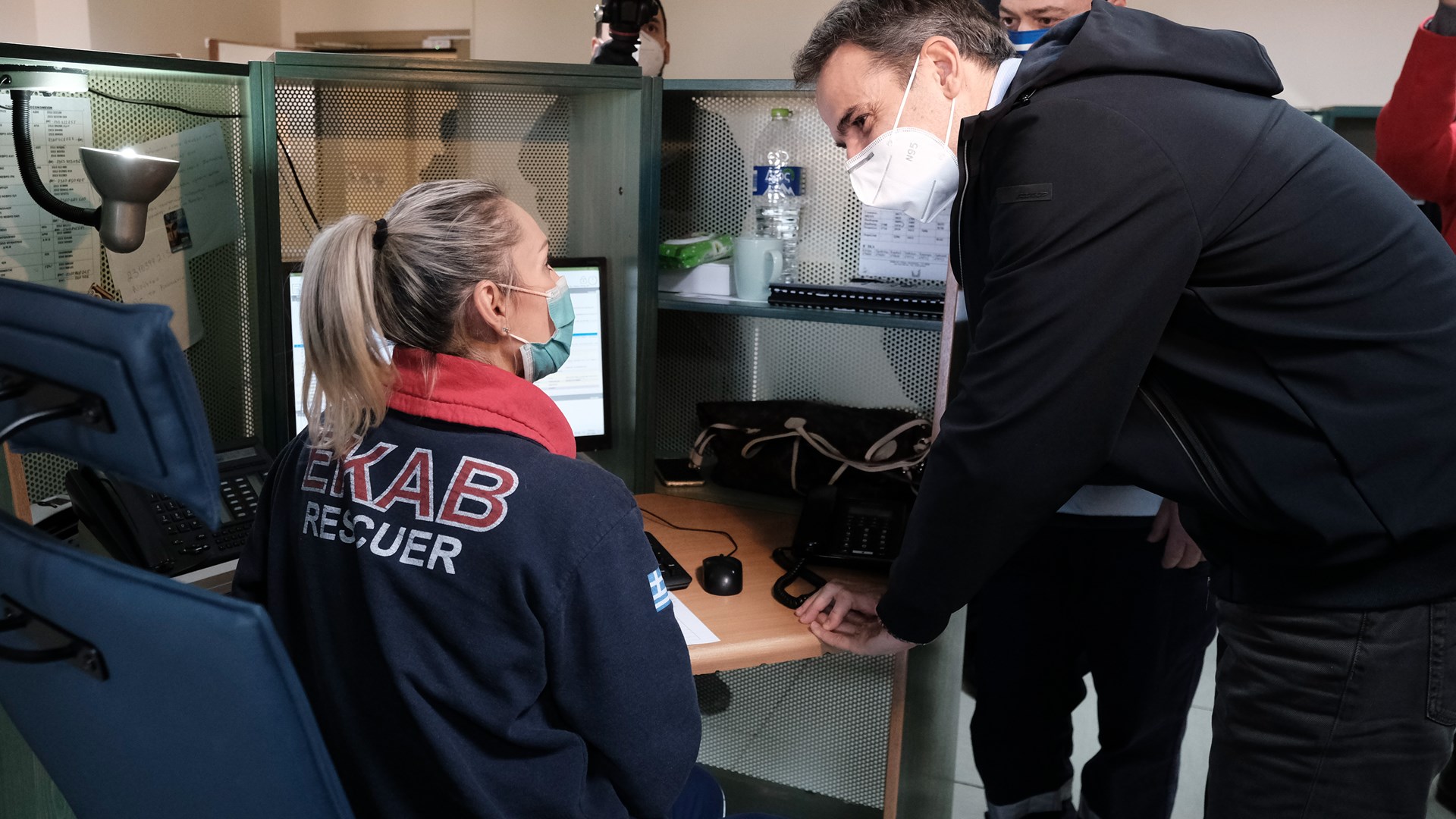 Θεσσαλονίκη: Στον θάλαμο επιχειρήσεων του ΕΚΑΒ ο Μητσοτάκης – Το μήνυμά του στους διασώστες