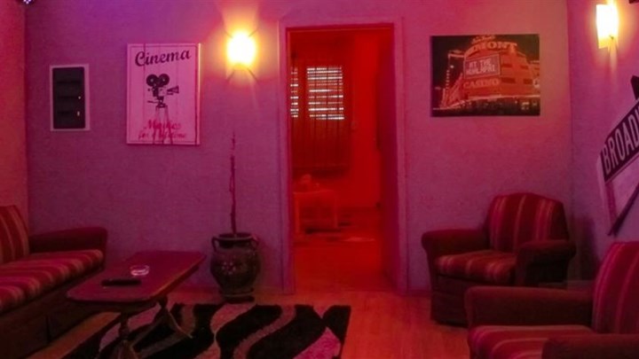 Κορονοϊός: Έφοδος αστυνομικών σε οίκους ανοχής – 17 συλλήψεις