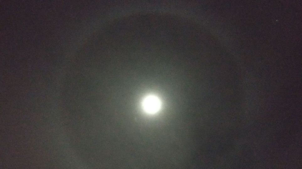 Σεληνική «Άλως»: Εντυπωσιακή η εικόνα του φεγγαριού να καλύπτεται από φωτεινό στέμμα