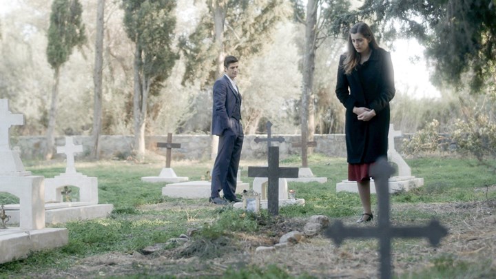 Άγριες Μέλισσες: Μια απόπειρα δολοφονίας και η αναπάντεχη επίσκεψη της Μυρσίνης στην Ελένη