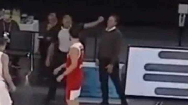 Προκριματικά EuroBasket του 2022: Διαιτητής έριξε μπουνιά σε προπονητή