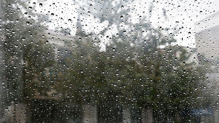 Βροχερός ο καιρός σήμερα: Πτώση της θερμοκρασίας και καταιγίδες – Πού θα χιονίσει