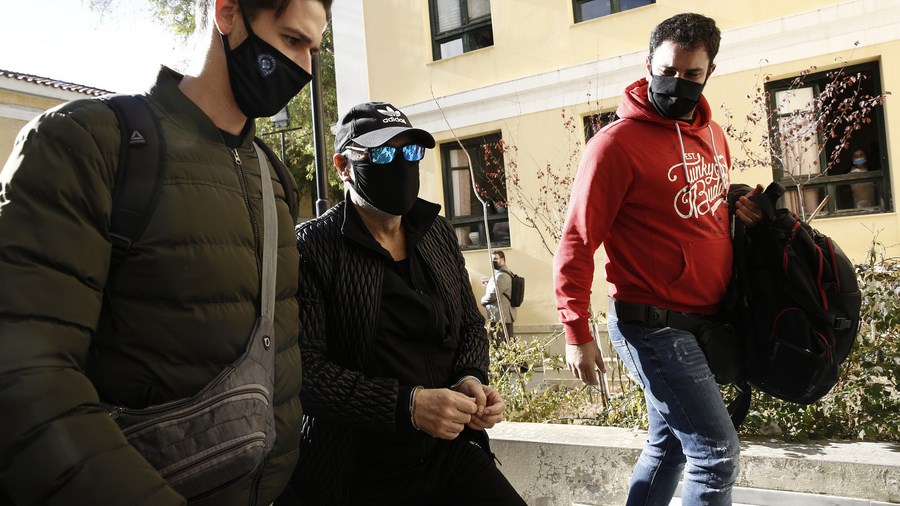 Νότης Σφακιανάκης: Με χειροπέδες στον εισαγγελέα – ΒΙΝΤΕΟ