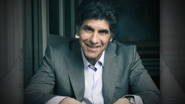 Γιάννης Μπέζος: Αυτοί είναι οι “ηλίθιοι” με τους οποίους δεν μου αρέσει να συνομιλώ – ΒΙΝΤΕΟ