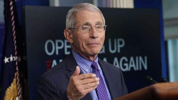 Φάουτσι: Ο Άγιος Βασίλης εμβολιάστηκε και είναι έτοιμος να μοιράσει δώρα – BINTEO