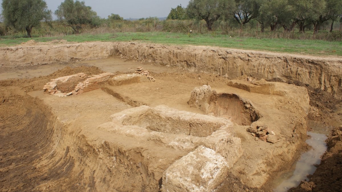 Ηλεία: Αποκαλύφθηκαν οκτώ τάφοι από τη νεκρόπολη της αρχαίας Ήλιδος – ΦΩΤΟ