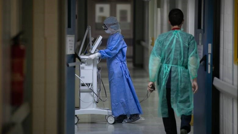 Η απελπισία λόγω κορονοϊού σε μία φωτογραφία: Γιατρός αγκαλιάζει ηλικιωμένο ασθενή που κλαίει