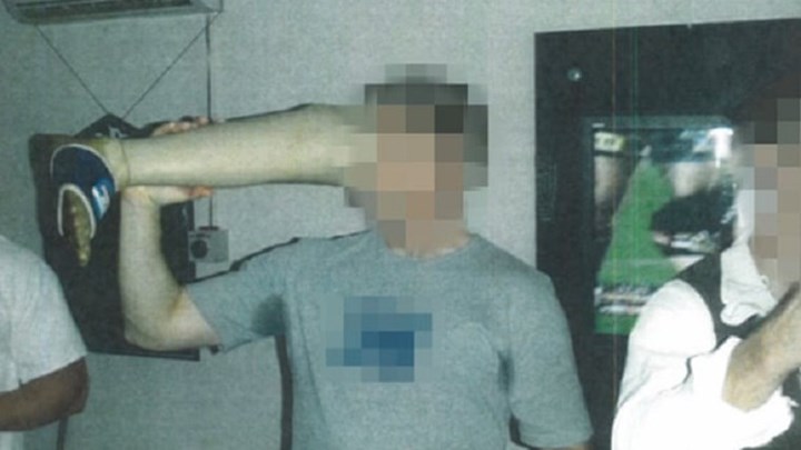 Φωτογραφία-σοκ: Αυστραλός στρατιώτης πίνει μπίρα από προσθετικό πόδι νεκρού μαχητή των Ταλιμπάν