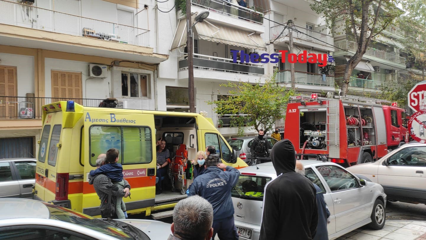Φωτιά σε διαμέρισμα στη Θεσσαλονίκη – Ένα παιδί ανασύρθηκε χωρίς τις αισθήσεις του – ΦΩΤΟ – ΒΙΝΤΕΟ