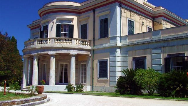 Κέρκυρα: Χόρευαν στο Μον Ρεπό για ταινία του Δήμου χωρίς άδεια και μάσκες – Η καταγγελία και τα πρόστιμα