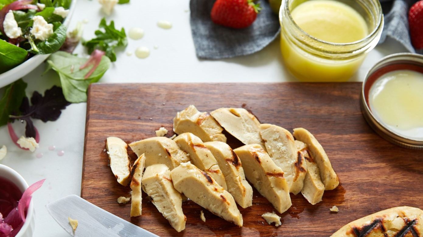 Ιστορική απόφαση στη Σιγκαπούρη: Εγκρίθηκε για πρώτη φορά παγκοσμίως η πώληση τεχνητού κρέατος