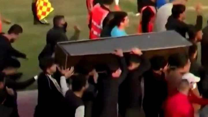 Μπήκαν με φέρετρο εν ώρα αγώνα – ΒΙΝΤΕΟ