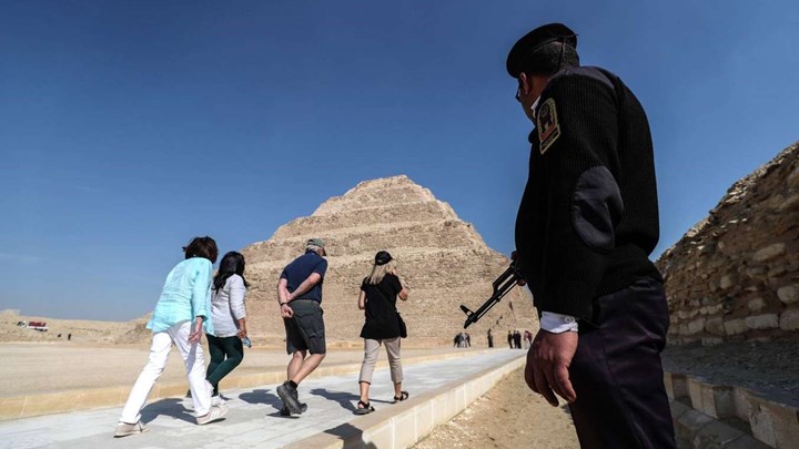 Αίγυπτος: Συνελήφθη φωτογράφος μετά από “άσεμνη φωτογράφιση” μπροστά στις πυραμίδες