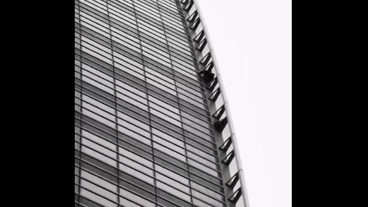 Γαλλία: Ατρόμητος νεαρός σκαρφάλωσε σε ουρανοξύστη στο Παρίσι – ΒΙΝΤΕΟ