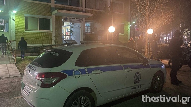 Θεσσαλονίκη: Τέσσερις προσαγωγές για την επίθεση με μολότοφ στο Αστυνομικό Τμήμα Θερμαϊκού – ΦΩΤΟ