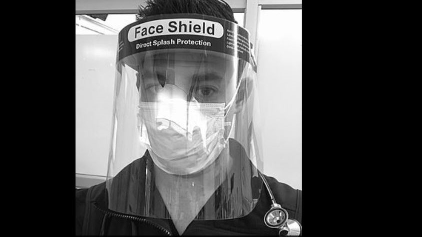 Όταν ένας Εβραίος εντατικολόγος φρόντισε ασθενή με ναζιστικά τατουάζ – Μία συγκινητική ιστορία – ΦΩΤΟ