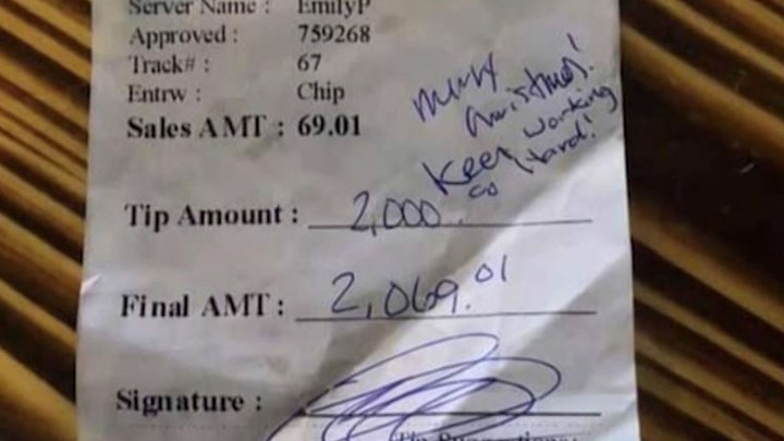Χαμός για το φιλοδώρημα των 2.000 δολαρίων – Τι εξόργισε τη σερβιτόρα – ΒΙΝΤΕΟ