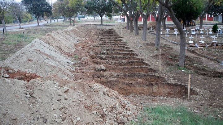 Σοκάρουν οι εικόνες από τα νεκροταφεία της Θεσσαλονίκης