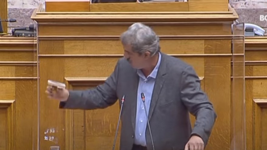 Σόου Πολάκη στη Βουλή: Έκανε δώρο μια…σφραγίδα στον υφυπουργό Περιβάλλοντος – ΒΙΝΤΕΟ