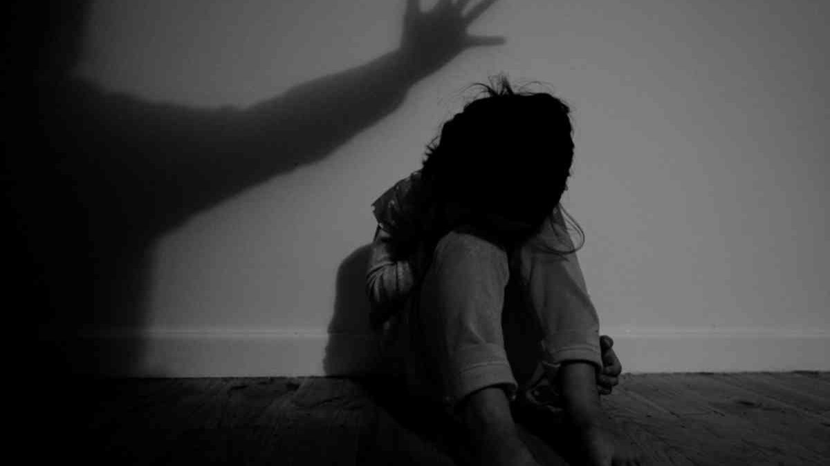 Σοκ στο Ρέθυμνο: Σεξουαλική κακοποίηση 15χρονης από τον πατέρα της και έναν φίλο του