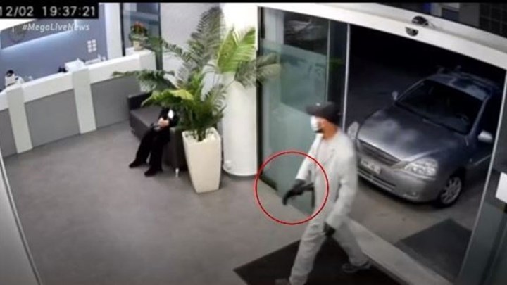 ΒΙΝΤΕΟ ντοκουμέντο: Ληστής με… κοστούμι, μάσκα και καραμπίνα “χτύπησε” διαγνωστικό κέντρο στα Σπάτα