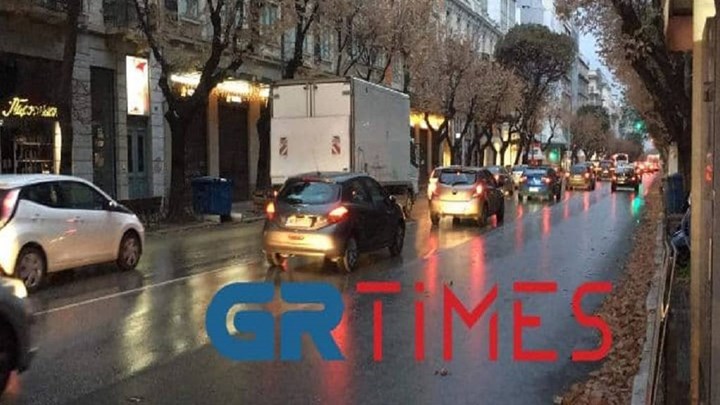 Κορονοϊός: Σαν να μην υπάρχει καραντίνα στη Θεσσαλονίκη – “Πλημμύρισε” με αυτοκίνητα η Τσιμισκή