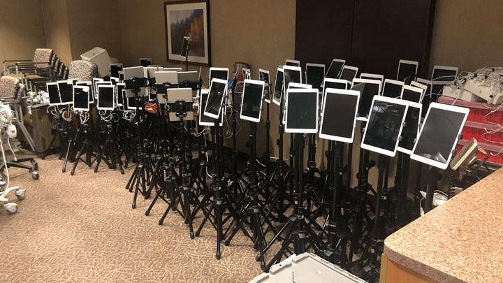 ΗΠΑ – Κορονοϊός: Viral η ΦΩΤΟ με τα ipad έξω από ΜΕΘ για το τελευταίο αντίο συγγενών σε ασθενείς