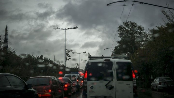 Διακοπή της κυκλοφορίας στην Πειραιώς από τη βροχή – Κλειστά και τα δύο ρεύματα