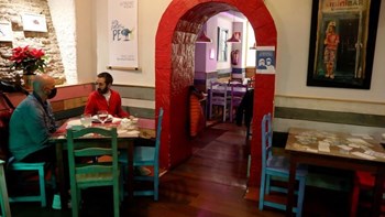 Κορονοϊός-Ισπανία: “Προπληρώστε ποτά και σνακ για να σωθούμε” – Η έκκληση ιδιοκτήτη μπαρ… έπιασε τόπο