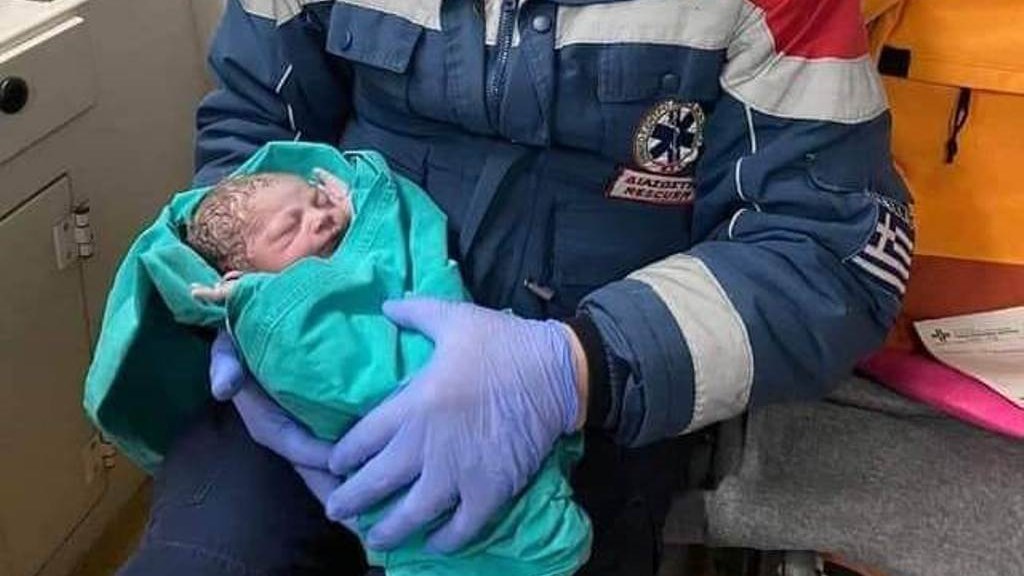 Θεσσαλία: Η ελπίδα γεννήθηκε μέσα σε ασθενοφόρο – Μωρό ήρθε στη ζωή καθ΄οδόν προς το μαιευτήριο